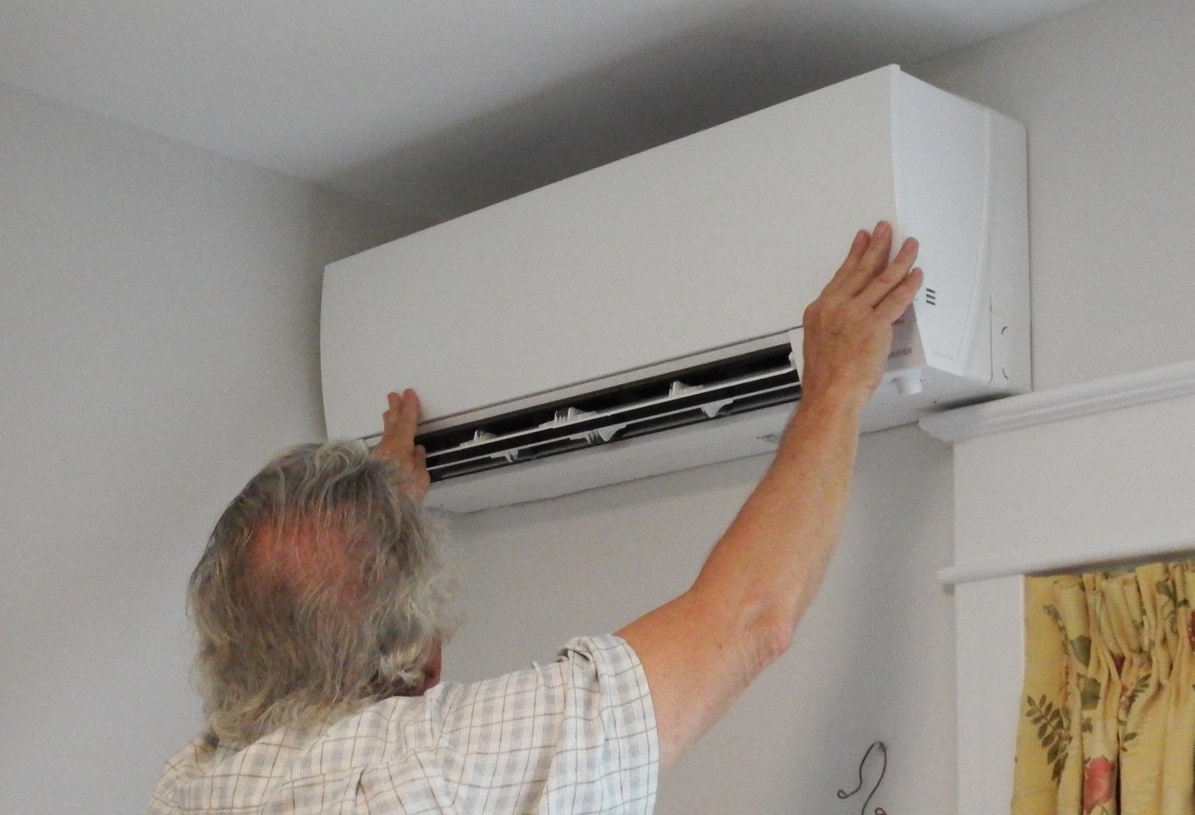 Wall-mounted indoor heat pump unit. (Credit: Mitsubishi Comfort)